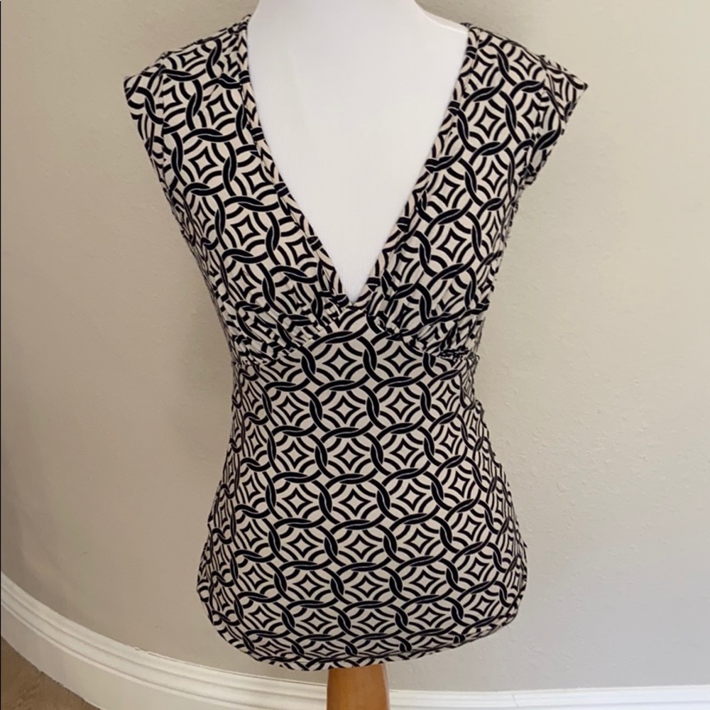 BCBG short skece ivory and black knit top